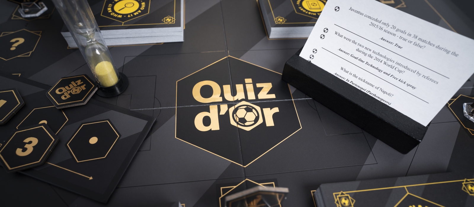 A closeup from the setup of the trivia boardgame Quiz d'Or from Gote games.
